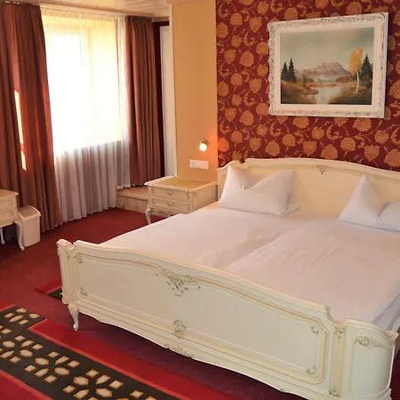 ホテル Hotel-restaurant Straussen 3*