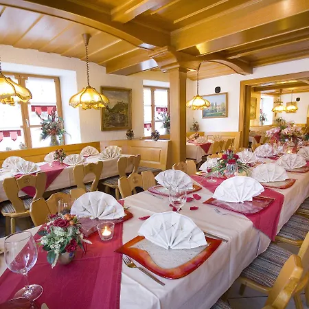 ホテル Hotel-restaurant Straussen