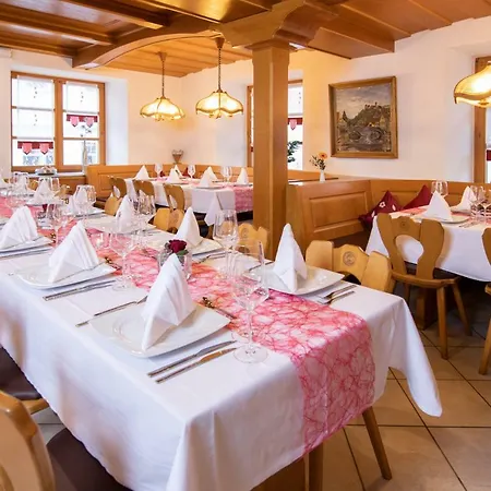 ホテル Hotel-restaurant Straussen