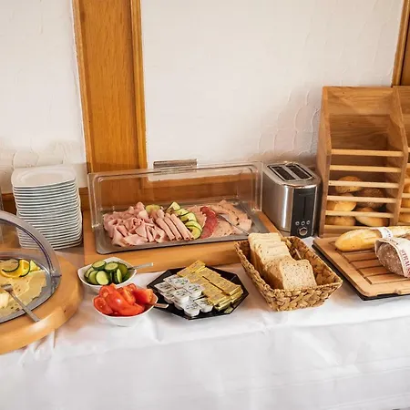 ホテル Hotel-restaurant Straussen